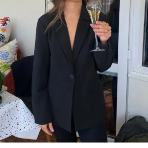 Svart kavaj - Svart kavaj från Nakd, lånad bild🖤🖤✨✨