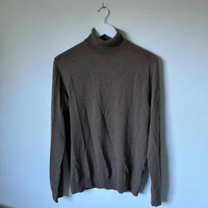 Brun polotröja från Selected Homme - Säljer en brun polotröja från Selected Homme i 100% bomull. Tröjan har klassisk polokrage, lång ärm och en stilren, enkel design som passar perfekt till lager-på-lager. Mjuk och skön känsla, perfekt för kyligare dagar. 3Y10