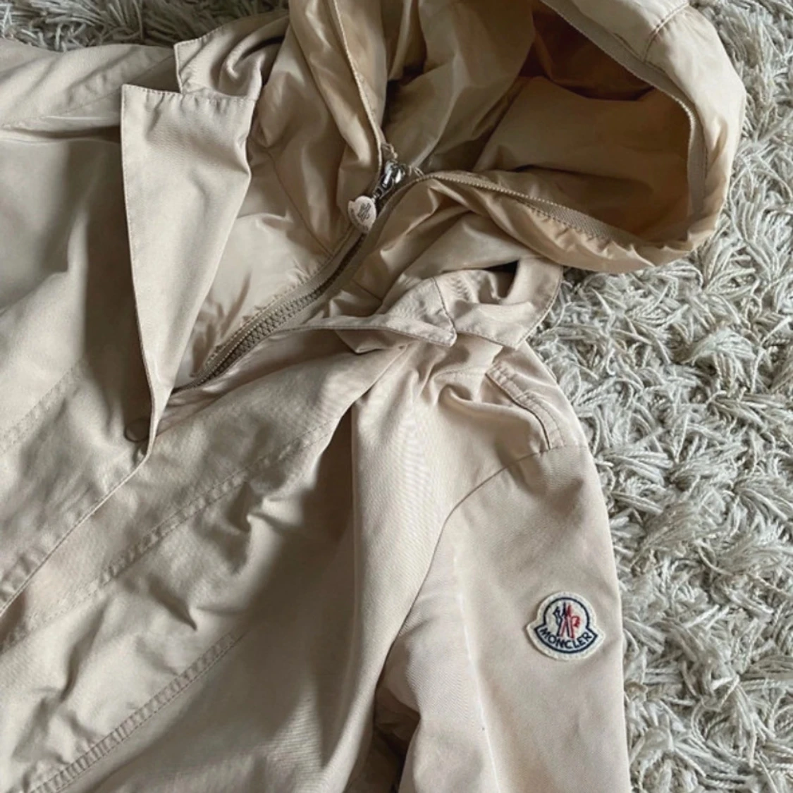 Beige vindjacka från Moncler med huva