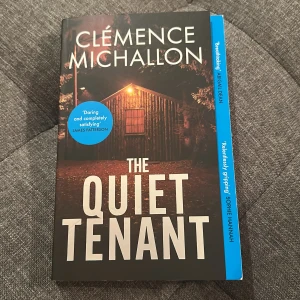 The Quiet Tenant ( English book ) - En mörk och spännande thriller om hemligheter, överlevnad och farliga relationer. Perfekt för dig som gillar nervkittlande berättelser och vill ha en bok som är svår att lägga ifrån sig. Rekommenderas för unga vuxna som söker något riktigt gripande och oförutsägbart.