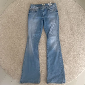 Bootcut lågmidjade - Säljer dessa skitsnygga bootcut jeansen som är lågmidjade och blåa. Har bara använt de max 2 ggr så är i fint skick. Den förra säljaren var 168 och de passade henne perfekt i längden. 