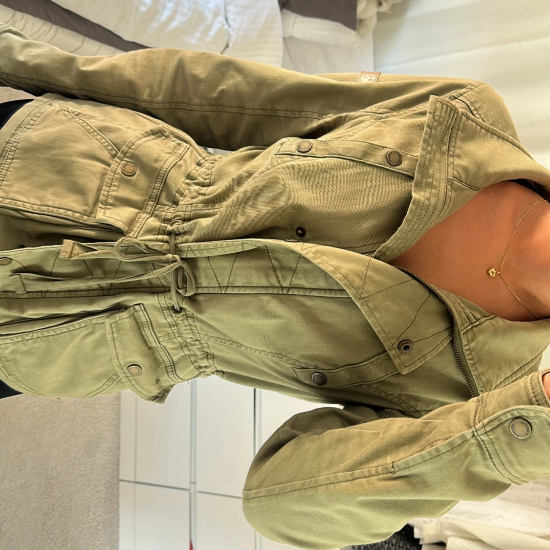 Olivgrön jacka med snörning - 2