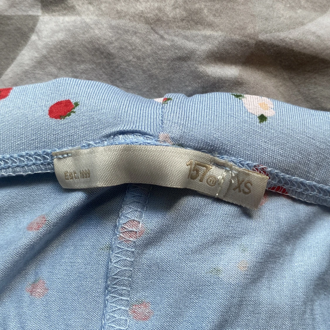 Ljusblå mjukisbyxor med hallonmönster - 1