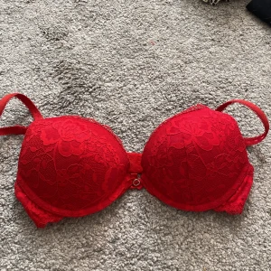 Röd spets-bh från Hunkemöller - Snygg röd bh från Hunkemöller i storlek 75B. Bh:n har vadderade kupor och axelbanden är justerbara.