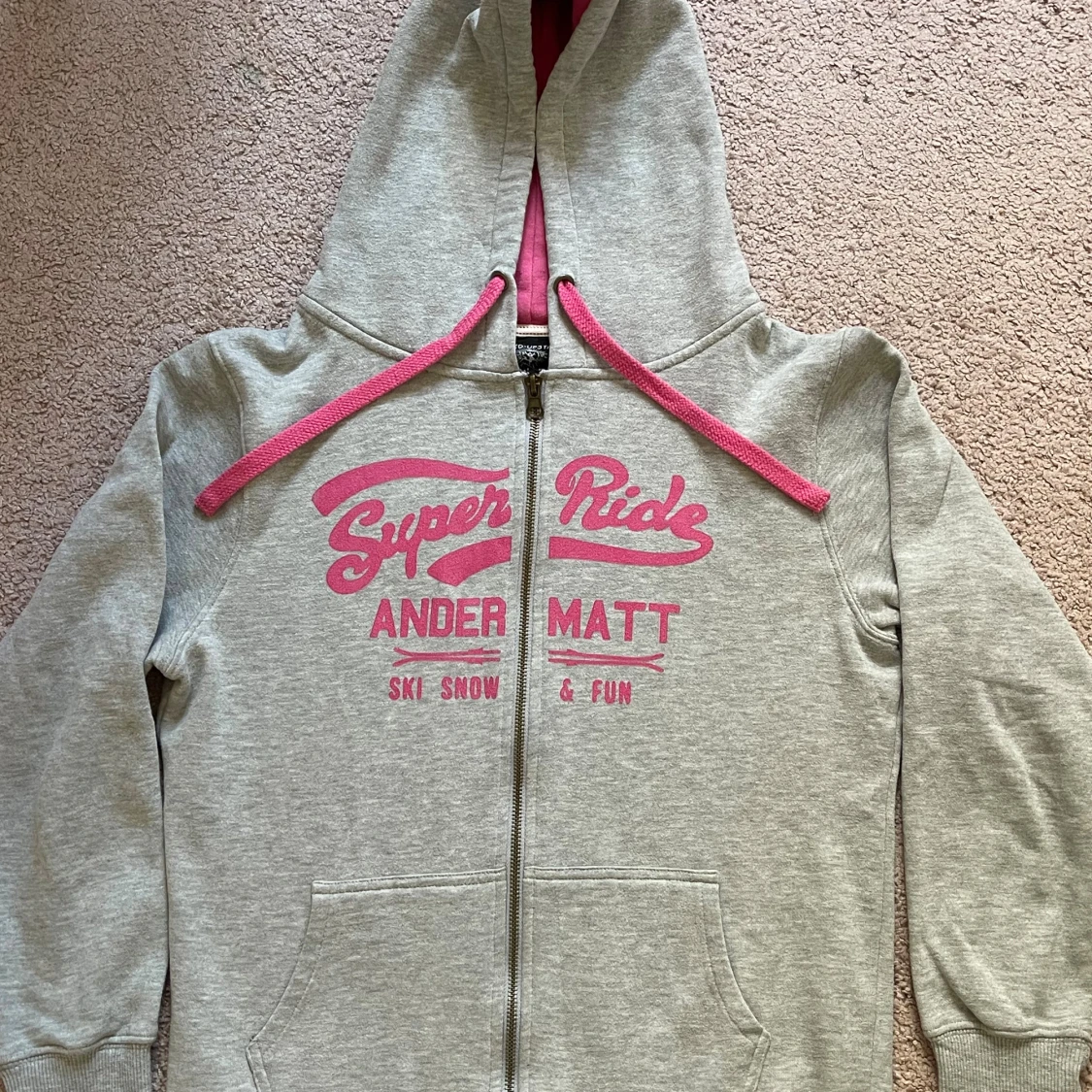 Grå hoodie med rosa tryck från MED-UPSTAR - 1