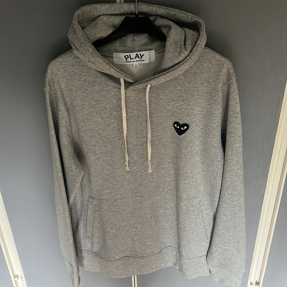 Grå hoodie från Comme des Garçons Play