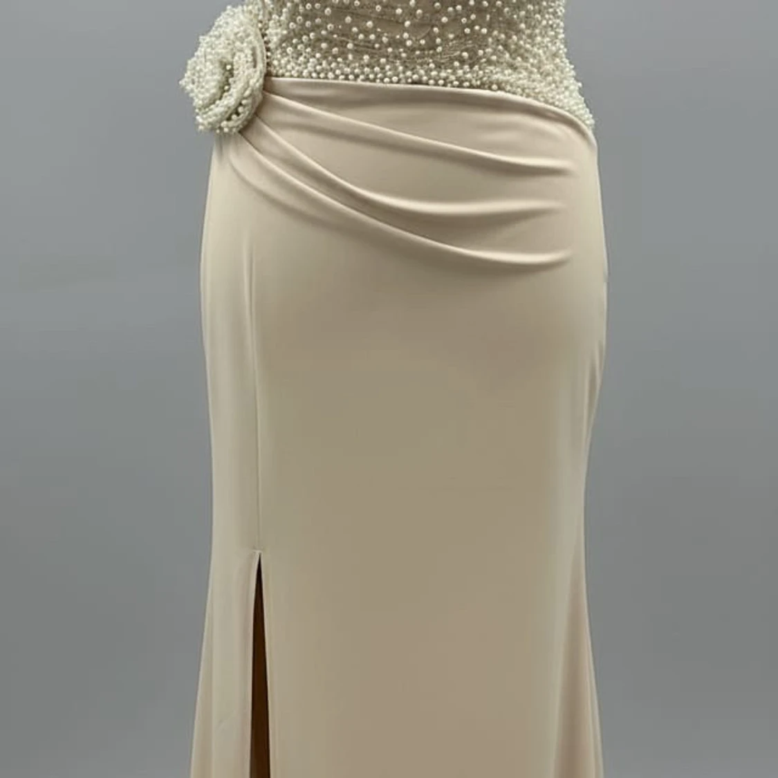 Champagnefärgad långklänning med pärlor - 1