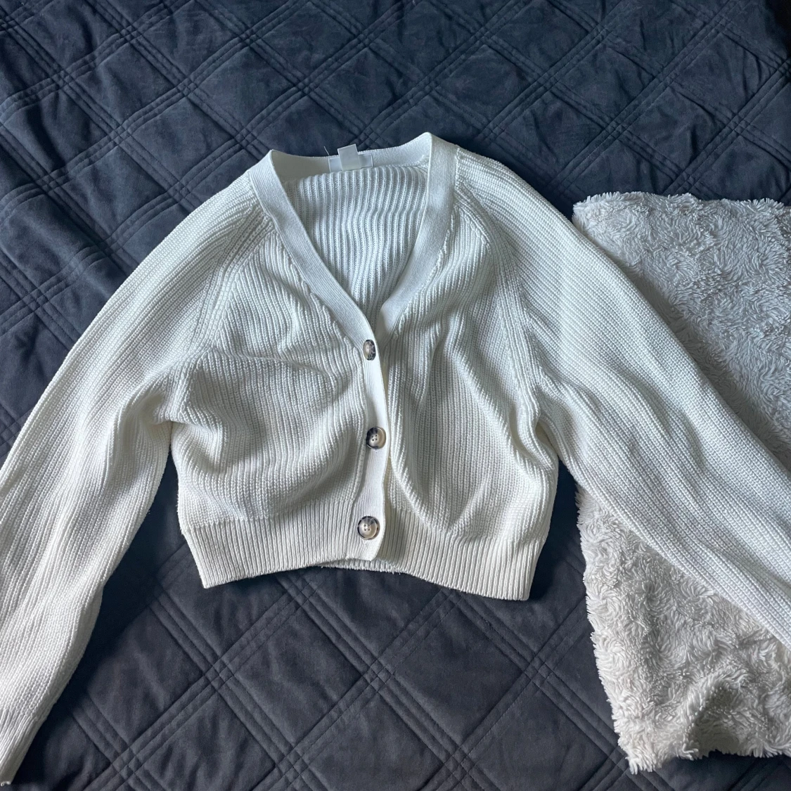 Vit stickad kofta med knappar - 4