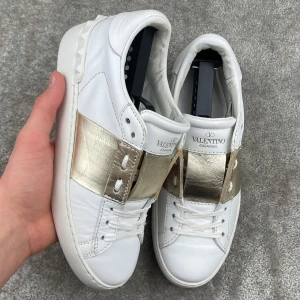 Valentino open guldiga - Valentino open guldiga | Skick: 9/10 | Storlek: 36 | Pris: 1999 kr | Tillbehör: inget | Fler frågor? Hör av dig isåfall!