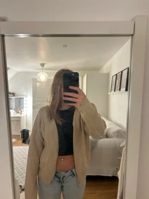 Beige ribbad kofta från 157 - Mysig beige kofta som är ribbad. Koftan har en loose passform och jag säljer den för att den aldrig används längre. Skriv gärna om ni har frågor och priset är diskuterbart 💕koftan tvättas innan jag skickar iväg den