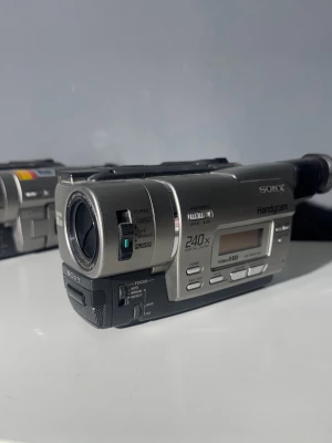 SONY Handycam CCD-TR417  - Flippad VHS. Knappt använd från min del. Kommer med sladdar även. Pris går o diskutera!