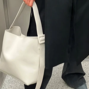 Naturvit väska från NA-KD  - Jättesnygg och i nytt skick skulle jag säga, använd vid FÅTAL tillfällen, köpt på NAKD🤍