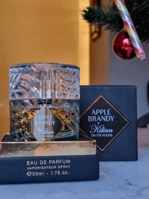 Apple Brandy On The Rocks - Lyxig Eau de Parfum från Kilian, Apple Brandy On The Rocks. Flaskan rymmer 50 ml och passar perfekt för dig som vill sticka ut med en exklusiv doft.