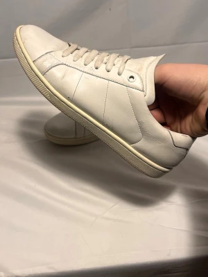 Saint Laurent  - Saint Laurent skor i storlek 40 i färgen vit! Pris på dessa fina är 1499kr. Inga syndiga defekter, Enligt mig hur bra som helst! Hör av vid fler bilder och frågor. Tryck på bilderna för att få bättre kvalitet har hänt något!