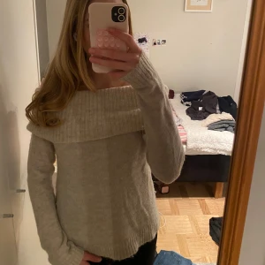 Beige offshoulder stickad tröja - Supermysig beige stickad tröja med offshoulder-design! Köpte den på gunatricot för 350kr och har använt den 1 gång☺️❣️