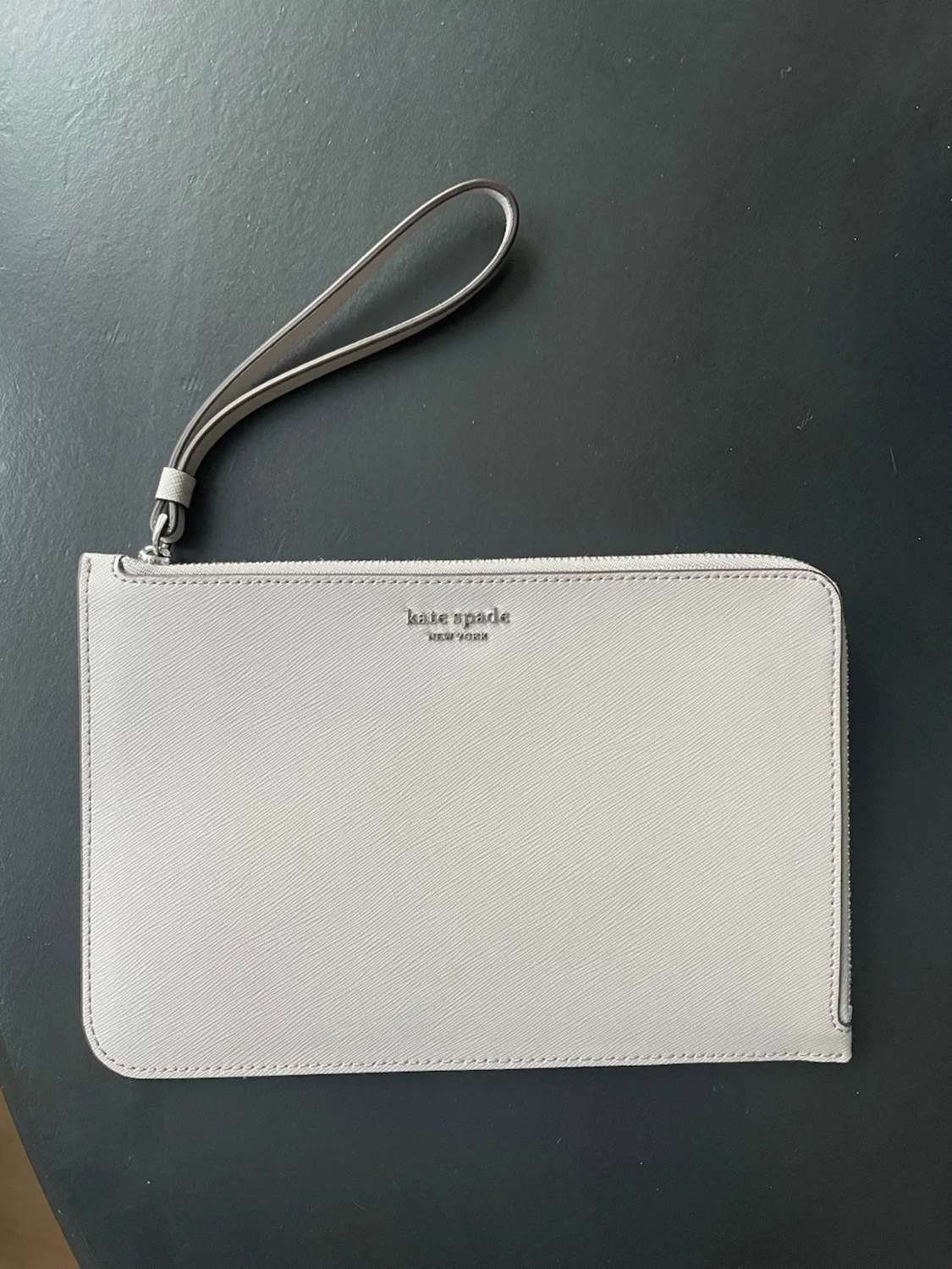 Grå kuvertväska från Kate Spade - 2