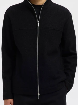 Svart ull overshirt med dragkedja - Säljer en stilren Overshirt i 100% Ull med en full zip framtill. Den är helt oanvänd skicket är 10/10 och den är normal i passformen. Storlek M, sitter bra på mig som är 190. Priset kan självklart diskuteras och kan skicka fler bilder om ni vill. 