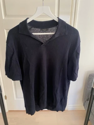 Massimo Dutti piké - Tjena! Säljer nu denna väldigt stilrena piké från Massimo Dutti. Storlek L och i väldigt bra skick. Priset är ej hugget i sten så hör av dig vid minsta fundering:)