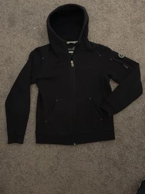 Pelle P hoodie - Tröjan e för liten därför säljer jag men annars är den väldigt skön och stilig för en snygg seglar look och värmer bra på kalla sommarkvällar 