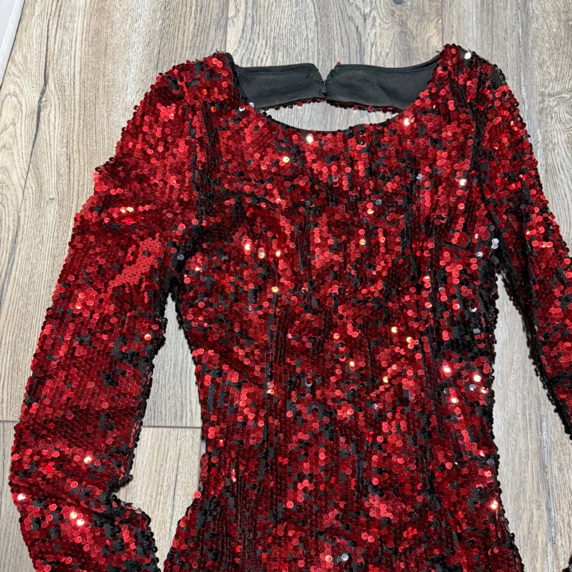 Röd paljettklänning med öppen rygg - 1