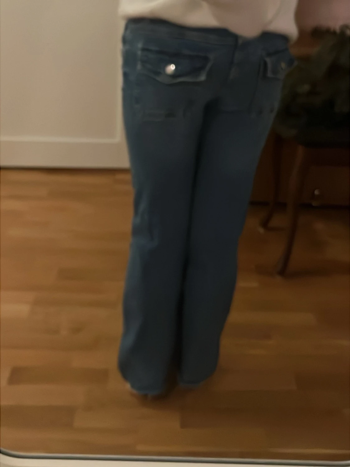 Blå bootcut jeans med snygga fickor - 1