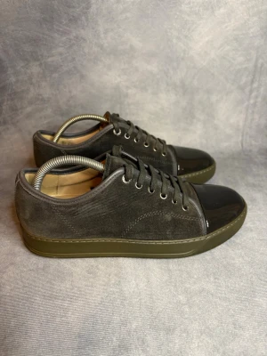 Gråa Lanvins strl 39/40 - Dessa ligger ute för försäljning nu. Självklart äkta!🤩.Mycket fint skick inga skavanker 9/10. Dustbag medföljer vid köp och fraktar inom 24h efter köp 🙌. Dessa är stora i storleken! Skriv vid funderingar eller frågor!