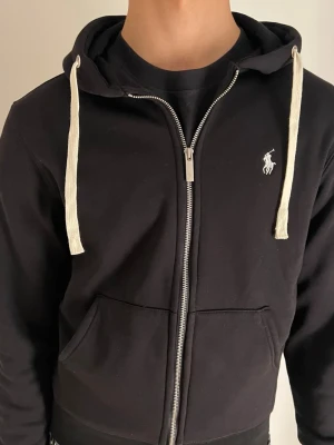 Svart Ralph lauren hoodie - Ralphlauren hoodie. I storlek M men passar också även mindre. Knappast använd. Skick: 9/10 vid snabb affär kan priset gå ner lite 