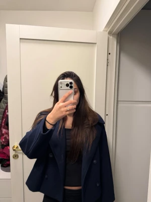 Mörkblå skepparkavaj från Stradivarius - Säljer en mörkblå skepparkavaj från Stradivarius med bred krage och dubbelknäppning. Jackan har en boxig, lite oversized kort passform och är tillverkad i ullblandning. Perfekt för dig som vill ha en stilren och trendig look. Den är i nyttskick 💙