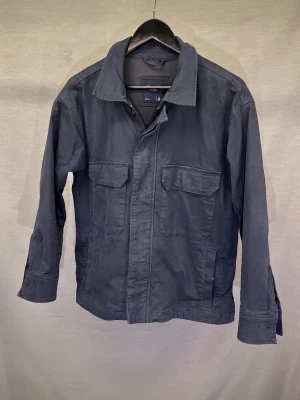 Overshirt jacka - Hej! Säljer denna riktigt snygga overshirt jacka från acrombie & fitch. Lite tjockare modell. Size xs. Modellen är 180. Passar bäst på 170-177cm! Skick 7/10 inga defekter men behövs kanske en tvätt! Hör av dig vid intresse 🙌☺️