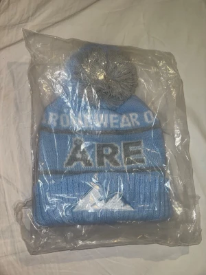 One wear Åre mössa - Säljer en ljusblå stickad mössa oanvänd från Onewear priset går att diskutera:) hare bra!