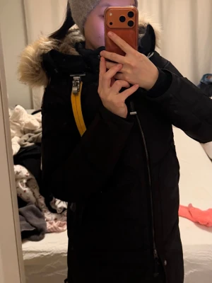 Parajumper longbear  - Säljer min fina vinterjacka, använt sparsamt i 2 vintrar, inga defekter eller skador. 