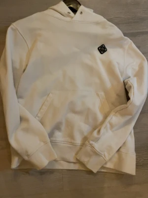 J Lindberg hoodie - Säljer En vit j Lindberg hoodie som jag inte använder länge bra skick inga flaws elle några hål storlek m men passar s