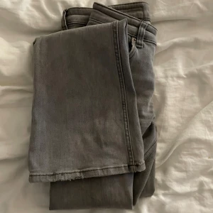 Bootcut - Snygga grå jeans med femficksdesign med bootcut passform. Dom är i bra skick utan hål. Väldigt små slitage vid fotändarna. Dom är i en lite längre modell🌸