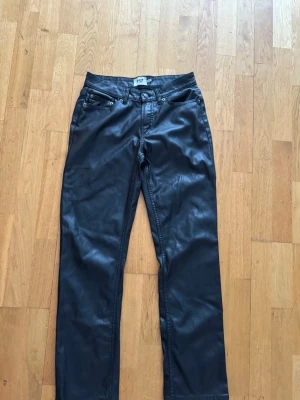 Svarta byxor i skinnimitation från 157 - Snygga svarta byxor i skinnimitation från lager 157. 