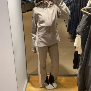 Skid kläder - Helt slutsålt skidställ från Lager 157. Jackan i storlek XS och byxorna i S. Använda 1 gång. Sitter som en smäck och varma. Byxor+jacka 700kr