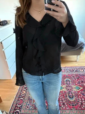 Svart blus  - Jättefin blus från annafield. Saknar den näst sista knappen men det är inget som syns när du väl har på blusen! 💞