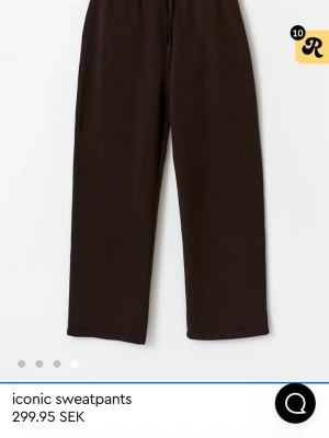 Mjukisset Ginatricot - Säljer mitt bruna jättesnygga och sköna mjukisset från ginatricot då det längre inte kommer till användning. Supermysigt nu under vintern 🤎 kan sälja hoodie och byxor separat om ni vill och priset går att diskutera. 