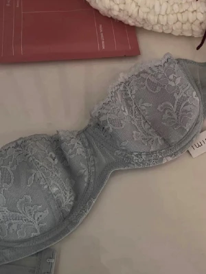 Intimissimi bh  - Lapp kvar. Gissar på en 75/a/b då de ej står nån storlek. Finns ej band till emn fungerar utmärkt som bandeau bh 