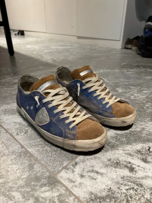 Philippe Model sneakers  - Philippe Model sneakers i storlek 43. Använda men i helt okej skick. Synligt slitage finns, främst på sulor och mocka (se bilder), men de är fortfarande bekväma och har mycket kvar att ge. Klassisk modell som passar till det mesta. Hör gärna av er om ni har några frågor! Lars