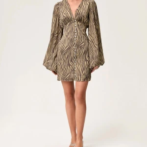 Zebramönstrad kortklänning med knappar - Snygg kortklänning med zebramönster i beige och brunt. Klänningen har v-ringning, ballongärmar och knappar framtill hela vägen ner. 