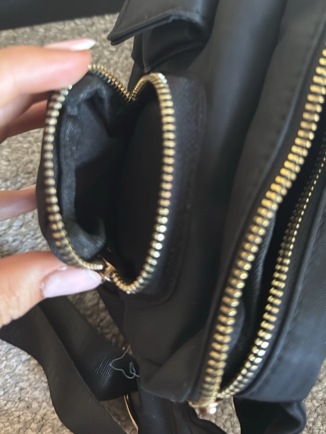 Svart axelväska med gulddetaljer - 3