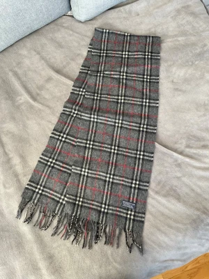 Mörk grå Burberry halsduk  - Mörk grå Burberry halsduk i väldigt fint skick! Hör av dig vid frågor. P5