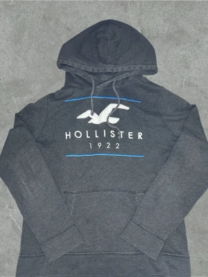 Hollister hoodie  - Storlek S. Skickas inom 1 dag efter köp. Skickas bara me PostNord🙌🏼 för frågor osv e de bara å skiva🙌🏼🤩