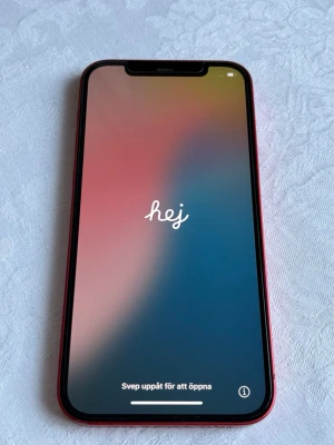 Röd iPhone 12 64GB - Jag säljer min iPhone 12! Den är köpt 2021 och fungerar utmärkt. Helt intakt skärmskydd✅ Röd, 64GB kapacitet, 78% batterihälsa.  Hör av dig vid intresse!