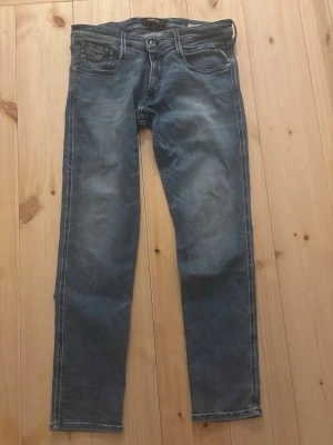 Blå Replay jeans slim - Säljer ett par knappt använda replay anbass jeans i storlek 34/32