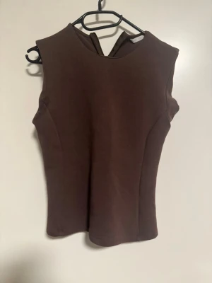 Bruna mjukisbyxor med snörning från Zara  - Säljer ett par bruna mjukisbyxor med bred resår i midjan och snörning framtill. Byxorna har en loose passform och raka ben, perfekta för chill dagar. Tillverkade i mjukt material som känns skönt mot huden. Tröjan storlek L byxorna storlek M 