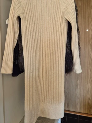 Fin stickad klänning  - Lång Klänning med hög polokrage som kan vikas ned om man så önskar. Varm och skön. 