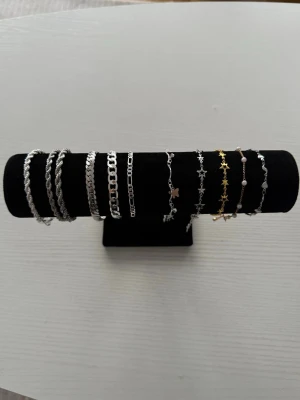 Armband  - Armband i sterling silver 925. Priset varierar från armband till armband. Pris 100-200kr styck. Skriv vid intresse! 💕