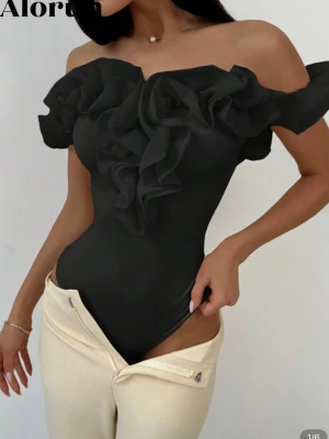 Svart volang body  - Jättefin body som knappt är använd. Från SHEIN men i väldigt fint skick och material! Perfekt till fest!