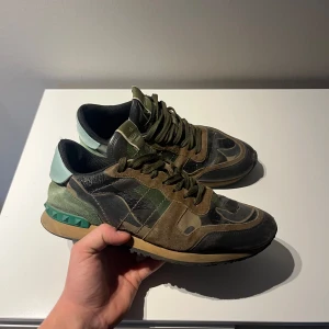 Valentino Rockrunner - Säljer mina Valentino Rockrunners, dem är i acceptabelt skick då det syns att dem är använda men dem har mycket kvar att ge. Det är bara att höra av sig vid funderingar och tar även emot byten!🙌🌟